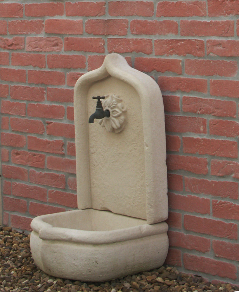 fontaine en pierre reconstituée traditionnelle