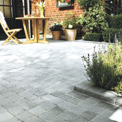 Pavé en béton vieilli 10 x 10 x 3.7 cm nuancé gris par palette de 9,6 m2