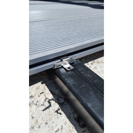 Paquet de 100 Clips et Vis inox pour lame alvéolaire coextrudée en composite – 5 m² environ Paquet de 100 Clips et Vis inox pour lame alvéolaire coextrudée en composite – 5 m² environ