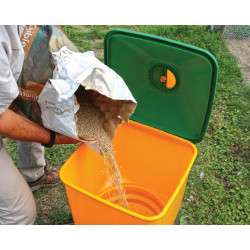 Mangeoire grande capacité Novital sur pieds pour volailles – Contenance 20 kg – 42 x 42 x 60 cm
