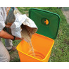 Mangeoire grande capacité Novital sur pieds pour volailles – Contenance 20 kg – 42 x 42 x 60 cm