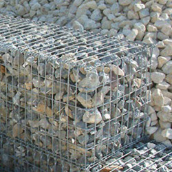 Retenue Terre de Jardin en Gabion Avec Galets