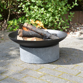 Brasero de jardin avec vasque en fonte Ø60 cm avec socle arrondi en granit – 60 x 60 x 27 cm