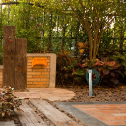 Robinet de jardin en acier inox avec piquet au sol et support pour tuyaux d’arrosage– 30 x 15 x 91 cm 