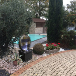 Fontaine jardin Rondo sphère béton fibré  65 x 13 x 111 cm    bronze schiste