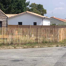 Ganivelle sciée en châtaignier – Hauteur 1,2 m - Espacement 6/7 cm – Longueur 5 m