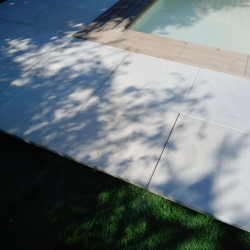 Dalle de terrasse en pierre reconstituée lisse patinée 50 x 50 x 2,3 cm blanc