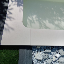 Margelle de piscine en pierre reconstituée plate angle rentrant aspect bouchardé couleur blanc – 30 x 30 x 2,5 cm 