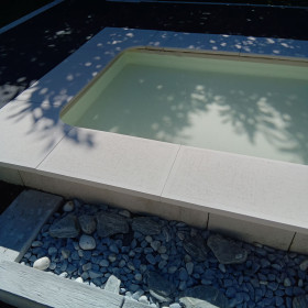 Margelle de piscine en pierre reconstituée plate angle rentrant aspect bouchardé couleur blanc – 30 x 30 x 2,5 cm 