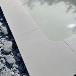 Margelle en pierre reconstituée plate courbe aspect bouchardé couleur blanc  – 45,5 x 30 x 2,5 cm 
