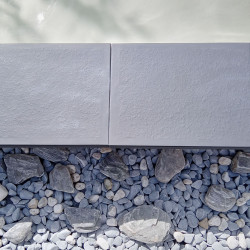 Margelle de piscine en pierre reconstituée angle rentrant aspect granite granit 44 x 44 x 2,5 cm - gris clair
