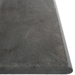 Margelle de piscine en pierre naturelle noir d’Orient brut tambouriné – Bord arrondi – 100 x 30 x 3 cm