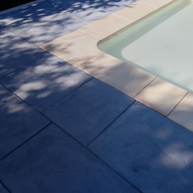 Margelle en pierre reconstituée plate angle rentrant 25 x 25 x 2,5 cm ocre nuancé