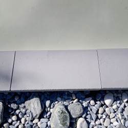 Margelle en pierre reconstituée plate courbe 38 x 25 x 2,5 cm gris clair