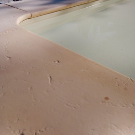 Margelle en pierre reconstituée plate courbe 38 x 30 x 2,5 cm ocre nuancé