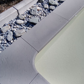 Margelle en pierre reconstituée plate courbe 47 x 33 x 4 cm gris clair