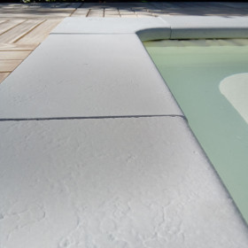 Margelle en pierre reconstituée plate courbe 47 x 33 x 4 cm gris clair