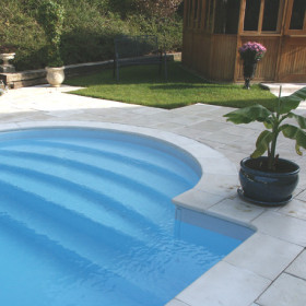 Margelle en pierre reconstituée plate courbe 47 x 33 x 4 cm gris clair