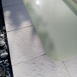 Margelle de piscine en pierre reconstituée bouchardée plate droite 60 x 40 x 4 cm blanc