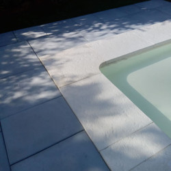 Margelle de piscine en pierre reconstituée bouchardée plate courbe 46,5 x 40 x 4 cm blanc