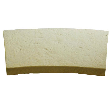 Margelle de piscine en pierre reconstituée bouchardée plate courbe 46,5 x 40 x 4 cm camel Margelle de piscine en pierre reconstituée bouchardée plate courbe 46,5 x 40 x 4 cm camel