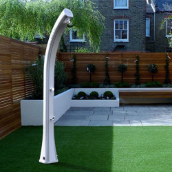 Douche solaire inclinée de jardin en polyéthylène avec réservoir d’eau 35L – 25,5 x 22,5 x 220 cm – Blanc