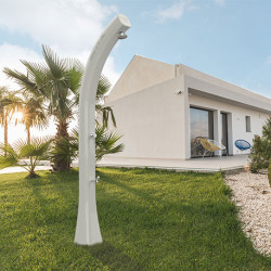 Douche solaire inclinée de jardin en polyéthylène avec réservoir d’eau 35L – 25,5 x 22,5 x 220 cm – Blanc