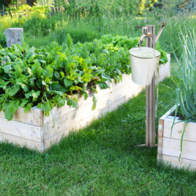 Fontaine de jardin RONDE en acier inox à planter avec support tuyaux d’arrosage – 29 x 15 x 91 cm