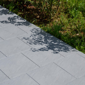 Dalle ardoisée en polypropylène recyclé clipsable – 39 x 39 x 3,8cm - Pierre Gris - Mise en situation