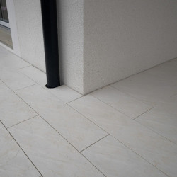 Lame terrasse clipsable Graphyte en polypropylène recyclé – 78 x 19,5 x 3,8 cm - Blanc - Mise en situation