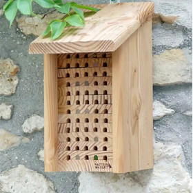 Hôtel pour abeilles solitaires Maya en pin douglas certifié PEFC et épicéa fabriqué en France – 16 x 21 x 30 cm