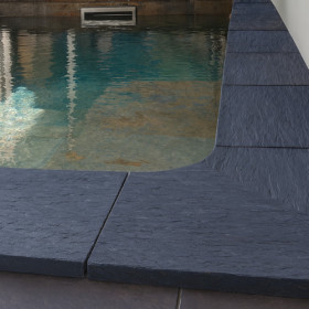 Margelle en pierre reconstituée courbe aspect schiste 46,5 x 40 x 2,5 cm anthracite - Qualité Image IA