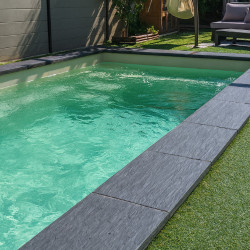 Margelle en pierre reconstituée angle rentrant aspect schiste 40 x 40 x 2,5 cm anthracite - Qualité Image IA