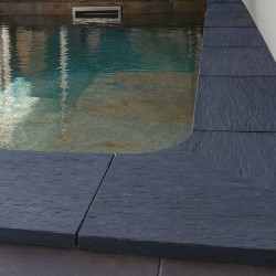 Margelle en pierre reconstituée courbe aspect schiste 46,5 x 30 x 2,5 cm anthracite - Qualité Image IA