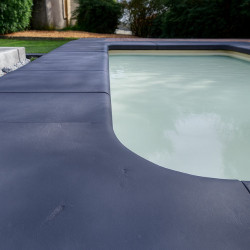 Margelle en pierre reconstituée plate courbe 47 x 33 x 4 cm anthracite - Qualité Image IA