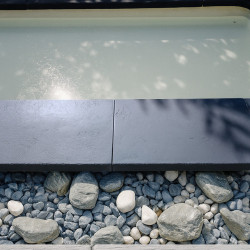 Margelle en pierre reconstituée plate angle rentrant 33 x 33 x 4 cm anthracite - Qualité Image IA