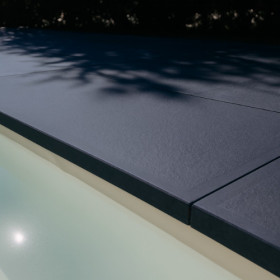 Margelle de piscine en pierre reconstituée courbe aspect granit 45,5 x 30 x 2,5 cm - anthracite  - Qualité Image IA