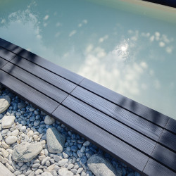 Margelle en pierre reconstituée courbe aspect bois 41 x 29,5 x 3,5 cm anthracite - Qualité Image IA