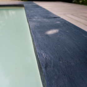 Margelle en pierre reconstituée courbe aspect schiste 46,5 x 40 x 2,5 cm anthracite - Qualité Image IA