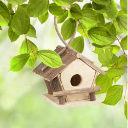 Nichoir à oiseaux en bois de Macaranga fixé dans un arbre