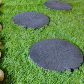 Pas japonais en pierre reconstituée décors nénuphar graphite 28 x 28 x 2,5 cm - Qualité Image IA