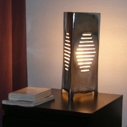 Lampe à poser design triangle en aluminium