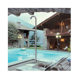 Douches extérieures de piscine. Couleurs et designs au choix.