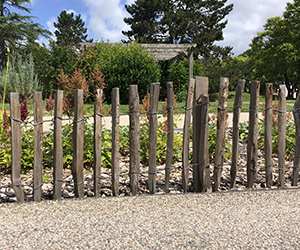 Comment poser une clôture ganivelle bois?