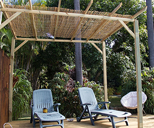 une bâche en PVC sur mesure pour pergola : l'accessoire indispensable pour  sublimer votre pergola murale.