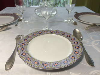 assiette en porcelaine blanche