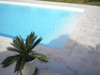 margelle piscine en pierre reconstituée