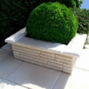 Installer des jardinières en pierre reconstituée sur une terrasse !
