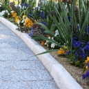 Créer une allée de jardin avec des bordures en pierre reconstituée