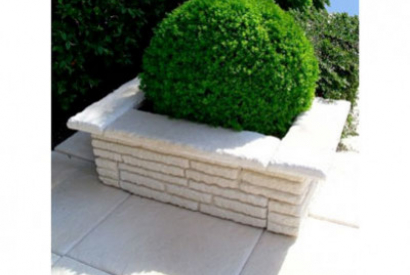 Mettre en valeur votre terrasse avec des jardinières en pierre reconstituée !